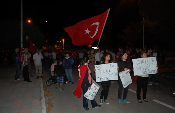 BİNLERCE GÖRDESLİ TERÖRE KARŞI YÜRÜDÜ