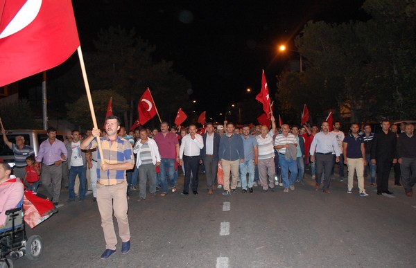 BİNLERCE GÖRDESLİ TERÖRE KARŞI YÜRÜDÜ