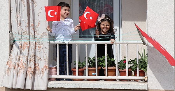 Evlerde 23 Nisan Coşkusu