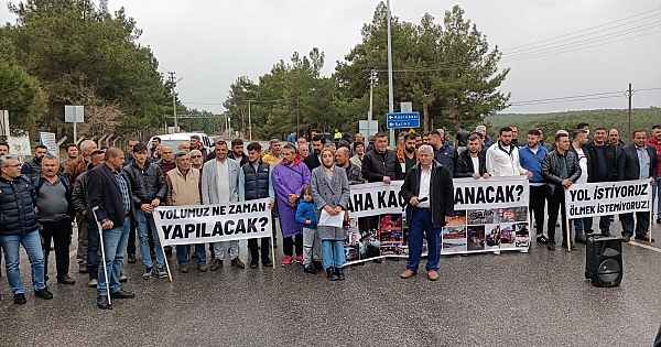 Gördes-Akhisar Yolunun Yapımına Dikkat Çekmek İçin Her Hafta Basın Açıklaması Yapılıyor.