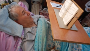 25 Yıldır Yatakta Kitaplarla Yaşıyor