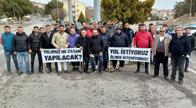 Gençler Gördes-Akhisar Yolu İçin Pankart Açtı