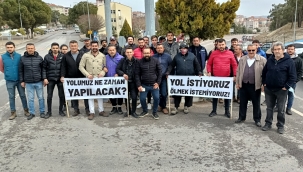 Gençler Gördes-Akhisar Yolu İçin Pankart Açtı