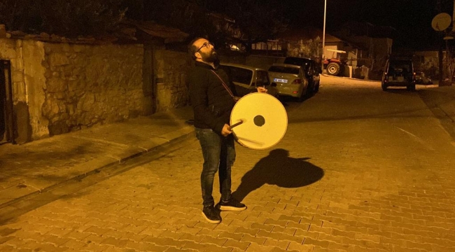 Mahalleli Muhtarın Davuluyla Sahura Kalktı
