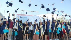 Meslek Yüksekokulunda Coşkulu Mezuniyet