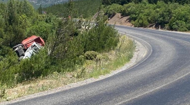 Tır Devrildi Yol 2.5 Saat Kapalı Kaldı