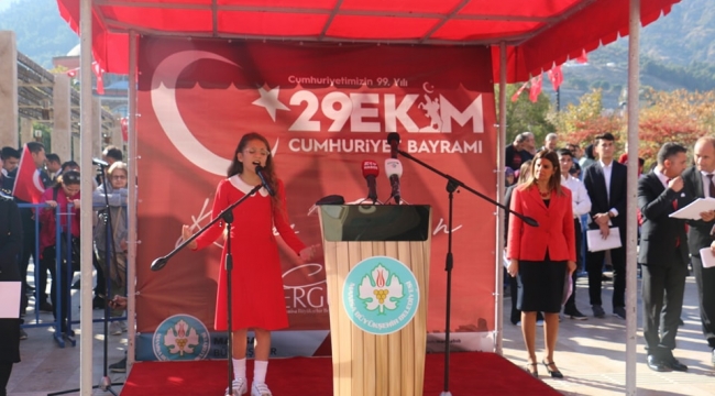 Şiir Okuma Yarışmasında Manisa 1.si Dila Demirulus