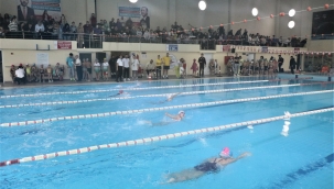 Küçük Sporcular Yüzme Şenliğinde Kulaç Attı
