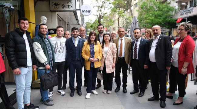 İYİ Partili Şenol Sunat Vatandaşla Kucaklaştı