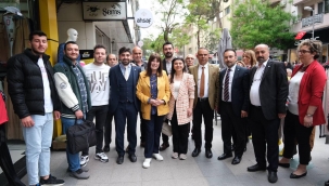 İYİ Partili Şenol Sunat Vatandaşla Kucaklaştı