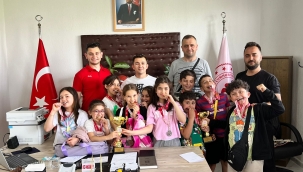 Beşeylül Yüzme Takımı Madalyaları Topladı