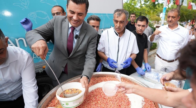 Başkan Zeyrek Manisalılara Aşure İkram Etti