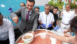 Başkan Zeyrek Manisalılara Aşure İkram Etti