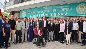 Gördes'ten Ferdi Zeyrek Geçti