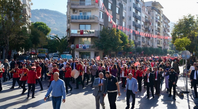 CHP Cumhuriyetin 101. Yılında 101 Metrelik Bayrakla Manisa'yı Süsledi