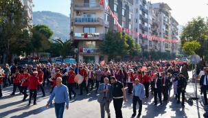 CHP Cumhuriyetin 101. Yılında 101 Metrelik Bayrakla Manisa'yı Süsledi