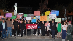 CHP Kadın ve Gençlik Kolları Ortak Açıklamayla Kadına Şiddeti Lanetledi