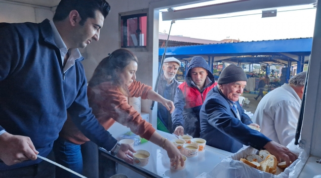 Belediye Mobil İkram Aracından Sıcak Çorba Servisi