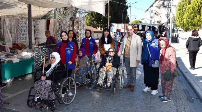 Huzurevi Sakinleri Gönüllüler Eşliğinde Pazara Çıktı