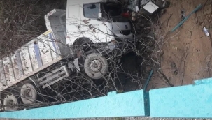 Kamyon Gördes Çayına Uçtu