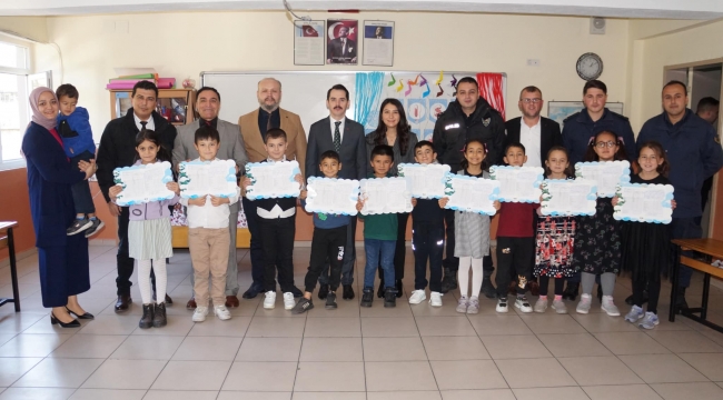 Yarıyıl Tatiline Giren Öğrencilerin Karne Sevinci