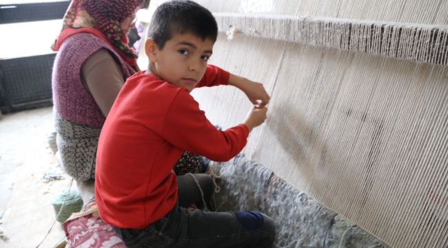 Tatillerde Annesiyle Halı Dokuyor