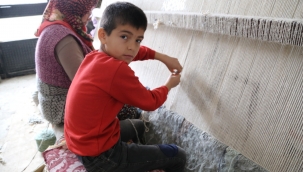Tatillerde Annesiyle Halı Dokuyor