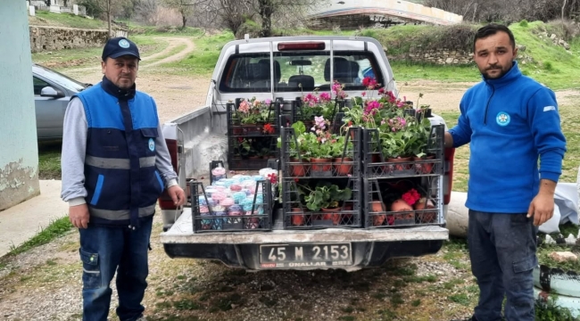 Arife Günü Mezarlıklarda Çiçek Dağıtımı Yapıldı