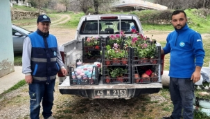 Arife Günü Mezarlıklarda Çiçek Dağıtımı Yapıldı