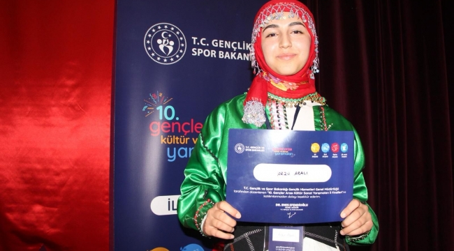 Arzu Abalı Şiir Yarışmasında İl Birincisi Oldu
