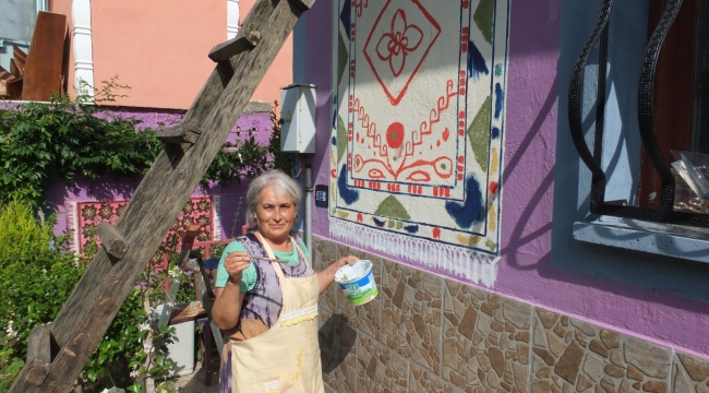 Evinin Duvarlarını Halı Desenleriyle Donattı