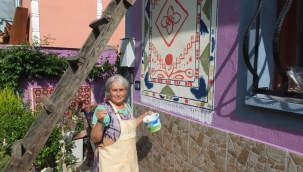 Evinin Duvarlarını Halı Desenleriyle Donattı
