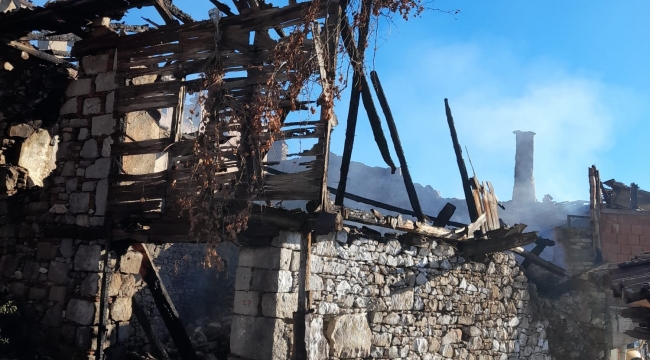 Evciler'de 4 Ev Cayır Cayır Yandı