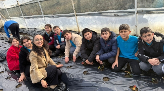 Sevgimizi Seramızda Büyütüyoruz Projesiyle Çilek Dikildi
