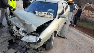 İki Araç Çarpıştı 4 Kişi Yaralandı