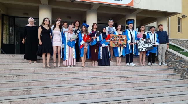 Gördes Anadolu Lisesinde Coşkulu Mezuniyet Töreni