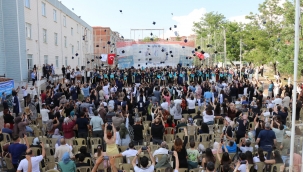 Meslek Yüksekokulunda Mezuniyet Coşkusu