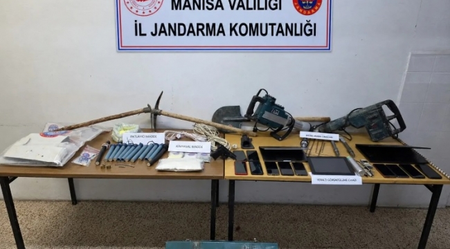 Gördes'te Kaçak Kazı Operasyonu: 8 Kişi Gözaltına Alındı