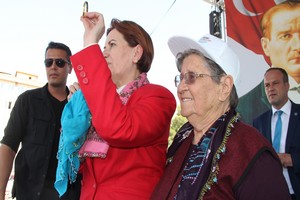 Kefen Parasıyla Yaptığı Bileziği Akşener'e Taktı