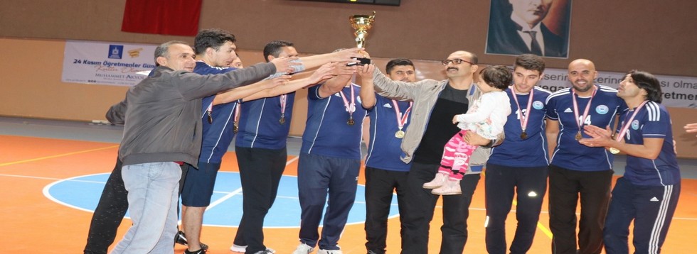 Voleybol Turnuvasını Cumhuriyet Kazandı