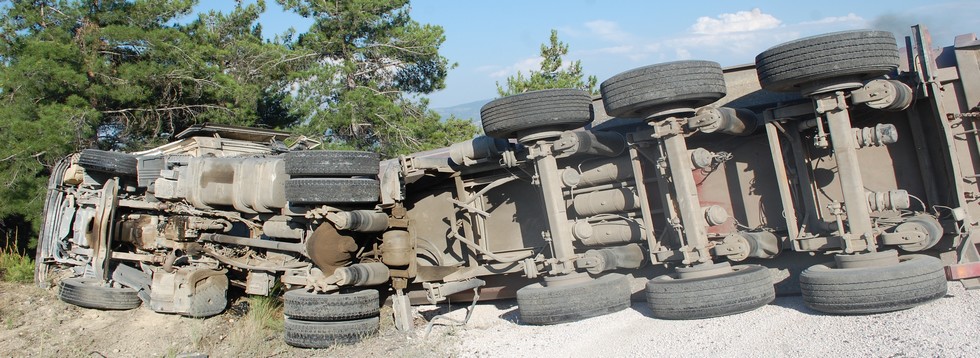 Mucur Yüklü Tır Devrildi