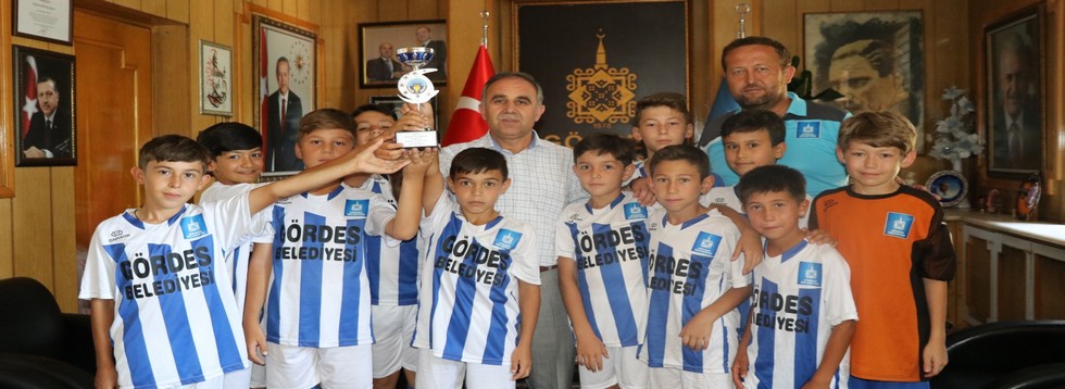 Belediyespor U-10 Takımı Kupayla Döndü