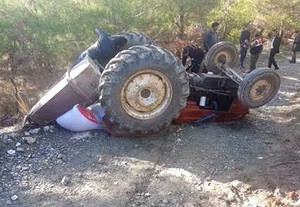Devrilen Traktörde Hayatını Kaybetti